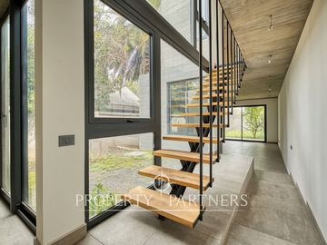 ¡IMPERDIBLE! Moderno y NUEVO Townhouse de diseño contemporáneo con jardín privado, Las Condes