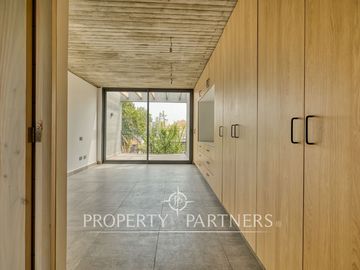 ¡IMPERDIBLE! Moderno y NUEVO Townhouse de diseño contemporáneo con jardín privado, Las Condes