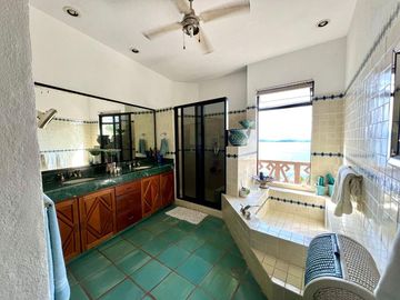 CASA EN VENTA EN FRACC PRIVADO CON PLAYA Y CANCHAS DE TENIS