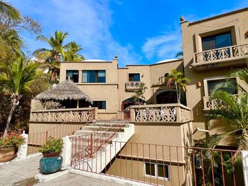 CASA EN VENTA EN FRACC PRIVADO CON PLAYA Y CANCHAS DE TENIS
