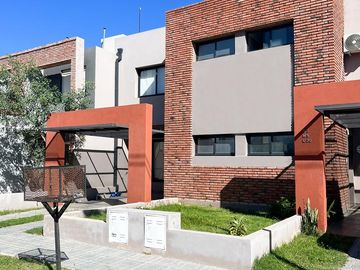 VENTA DUPLEX 3 DORMITORIOS EN BARRIO CON SEGURIDAD - LA PAYA II