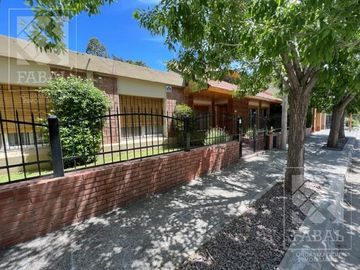 Casa venta Allen, 4 dormitorios, 3 baños, cochera, jardín con parrilla y estudio independiente
