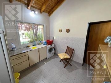 Casa venta Allen, 4 dormitorios, 3 baños, cochera, jardín con parrilla y estudio independiente