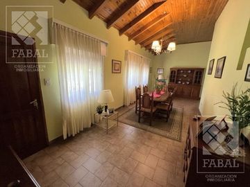 Casa venta Allen, 4 dormitorios, 3 baños, cochera, jardín con parrilla y estudio independiente