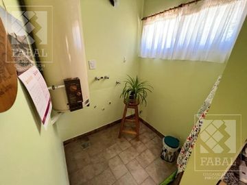 Casa venta Allen, 4 dormitorios, 3 baños, cochera, jardín con parrilla y estudio independiente