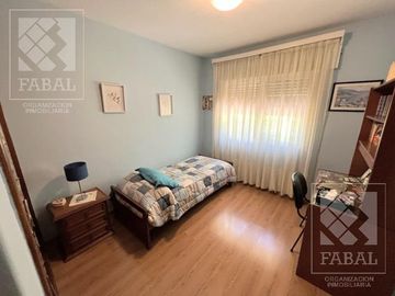 Casa venta Allen, 4 dormitorios, 3 baños, cochera, jardín con parrilla y estudio independiente