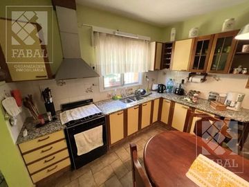 Casa venta Allen, 4 dormitorios, 3 baños, cochera, jardín con parrilla y estudio independiente