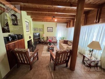 Casa venta Allen, 4 dormitorios, 3 baños, cochera, jardín con parrilla y estudio independiente
