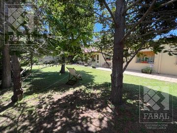 Casa venta Allen, 4 dormitorios, 3 baños, cochera, jardín con parrilla y estudio independiente