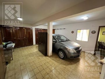 Casa venta Allen, 4 dormitorios, 3 baños, cochera, jardín con parrilla y estudio independiente