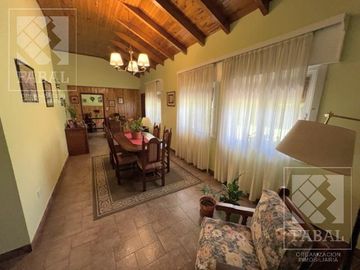 Casa venta Allen, 4 dormitorios, 3 baños, cochera, jardín con parrilla y estudio independiente