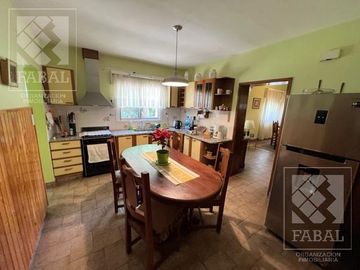 Casa venta Allen, 4 dormitorios, 3 baños, cochera, jardín con parrilla y estudio independiente