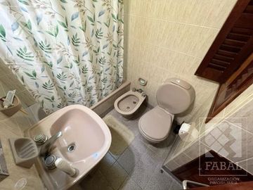 Casa venta Allen, 4 dormitorios, 3 baños, cochera, jardín con parrilla y estudio independiente