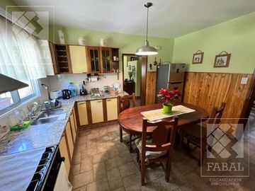 Casa venta Allen, 4 dormitorios, 3 baños, cochera, jardín con parrilla y estudio independiente