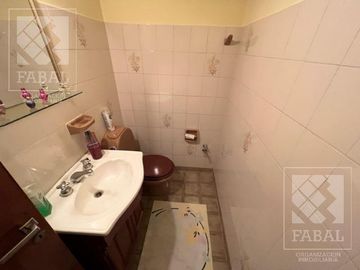 Casa venta Allen, 4 dormitorios, 3 baños, cochera, jardín con parrilla y estudio independiente