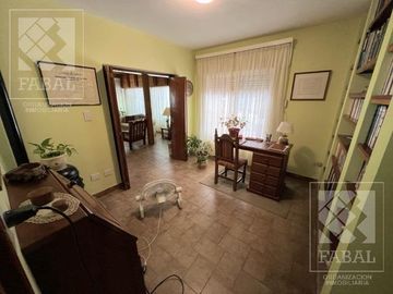 Casa venta Allen, 4 dormitorios, 3 baños, cochera, jardín con parrilla y estudio independiente