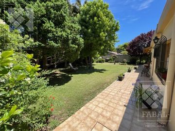 Casa venta Allen, 4 dormitorios, 3 baños, cochera, jardín con parrilla y estudio independiente