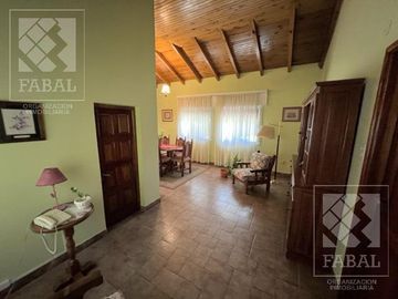 Casa venta Allen, 4 dormitorios, 3 baños, cochera, jardín con parrilla y estudio independiente