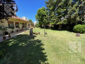 Casa venta Allen, 4 dormitorios, 3 baños, cochera, jardín con parrilla y estudio independiente