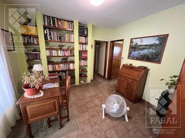 Casa venta Allen, 4 dormitorios, 3 baños, cochera, jardín con parrilla y estudio independiente