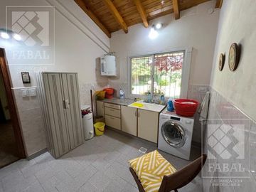 Casa venta Allen, 4 dormitorios, 3 baños, cochera, jardín con parrilla y estudio independiente