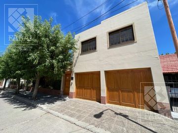 Casa venta Allen, 4 dormitorios, 3 baños, cochera, jardín con parrilla y estudio independiente