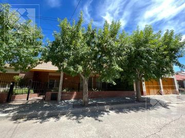 Casa venta Allen, 4 dormitorios, 3 baños, cochera, jardín con parrilla y estudio independiente