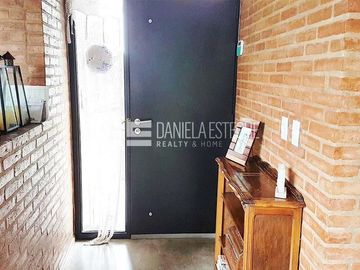 Daniela Esteche Realty  & Home. Venta en Golfers Country Club.