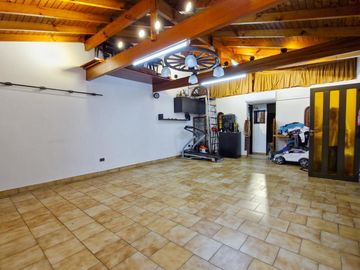 Venta Casa 4 amb.  3 dorm., 2 baños, dependencia, Lav, coch.  patio, R.Balbin 2500 , Lanus