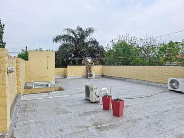Venta Casa 4 amb.  3 dorm., 2 baños, dependencia, Lav, coch.  patio, R.Balbin 2500 , Lanus