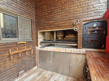 Venta Casa 4 amb.  3 dorm., 2 baños, dependencia, Lav, coch.  patio, R.Balbin 2500 , Lanus