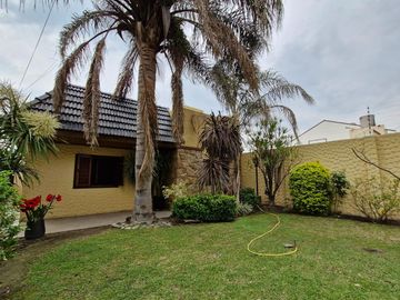 Venta Casa 4 amb.  3 dorm., 2 baños, dependencia, Lav, coch.  patio, R.Balbin 2500 , Lanus