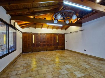 Venta Casa 4 amb.  3 dorm., 2 baños, dependencia, Lav, coch.  patio, R.Balbin 2500 , Lanus