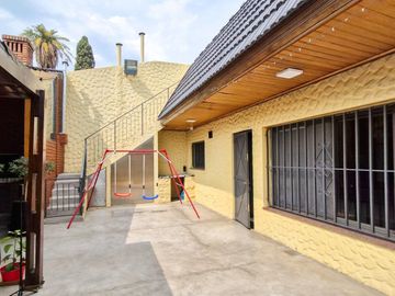Venta Casa 4 amb.  3 dorm., 2 baños, dependencia, Lav, coch.  patio, R.Balbin 2500 , Lanus