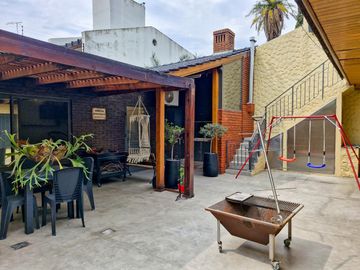 Venta Casa 4 amb.  3 dorm., 2 baños, dependencia, Lav, coch.  patio, R.Balbin 2500 , Lanus