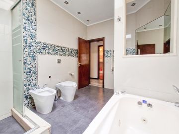 Venta Casa 4 amb.  3 dorm., 2 baños, dependencia, Lav, coch.  patio, R.Balbin 2500 , Lanus