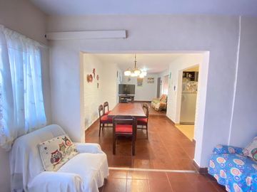 AMPLIA CASA AMERICANA DE 4 AMBIENTES - CASTELAR NORTE