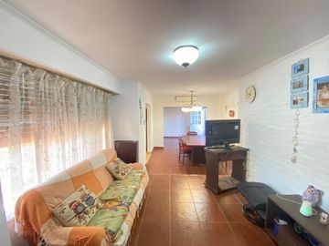 AMPLIA CASA AMERICANA DE 4 AMBIENTES - CASTELAR NORTE