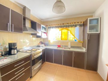 AMPLIA CASA AMERICANA DE 4 AMBIENTES - CASTELAR NORTE