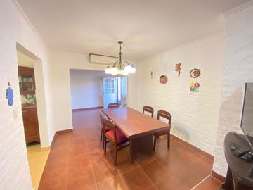 AMPLIA CASA AMERICANA DE 4 AMBIENTES - CASTELAR NORTE