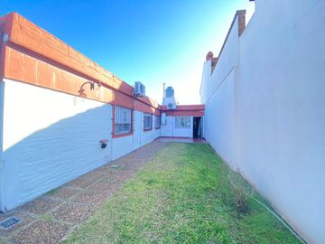 AMPLIA CASA AMERICANA DE 4 AMBIENTES - CASTELAR NORTE