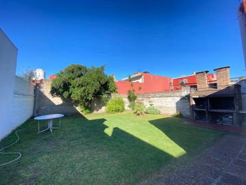 AMPLIA CASA AMERICANA DE 4 AMBIENTES - CASTELAR NORTE