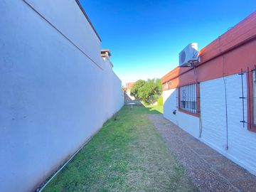 AMPLIA CASA AMERICANA DE 4 AMBIENTES - CASTELAR NORTE