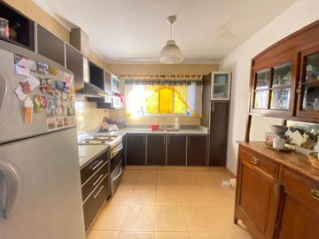 AMPLIA CASA AMERICANA DE 4 AMBIENTES - CASTELAR NORTE