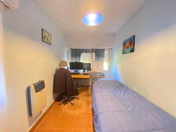 AMPLIA CASA AMERICANA DE 4 AMBIENTES - CASTELAR NORTE