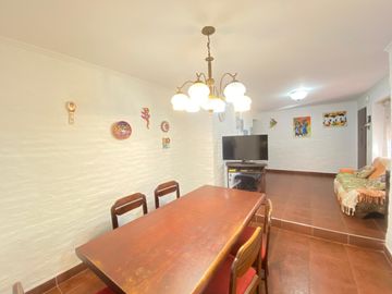 AMPLIA CASA AMERICANA DE 4 AMBIENTES - CASTELAR NORTE