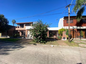 AMPLIA CASA AMERICANA DE 4 AMBIENTES - CASTELAR NORTE