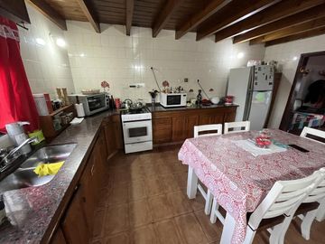 Casa con 5 domitorios con jardín, parrilla y cochera - Wilde