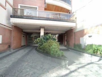 4 amb único en su estilo dos cocheras cubiertas y baulera
