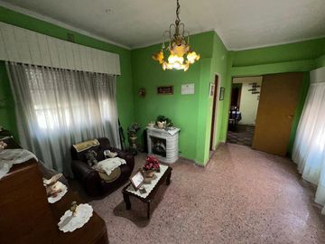 Casa con Local a metros de Avenida Alem!!!  Monte Grande.-